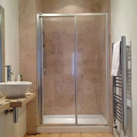 2 Bedroom In City Centre شقة إدنبرة