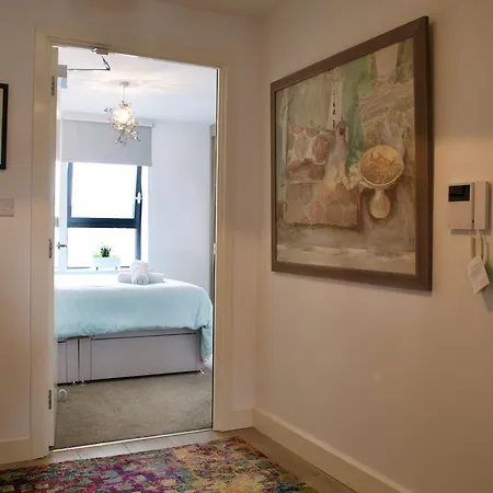 2 Bedroom With Free Parking Apartment