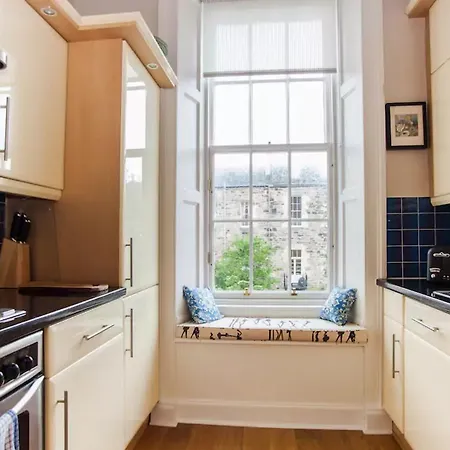 Central 2 Bedroom Edinburgh