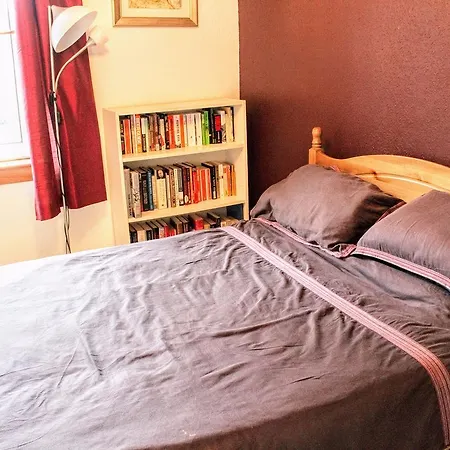3 Bedroom Central House Sleeps 7 公寓
