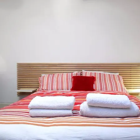 2 Bedroom Flat In City Centre Sleeps 4 Apartment