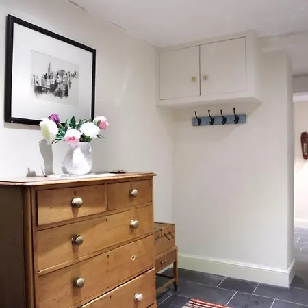2 Bedroom Flat In City Centre Sleeps 4 Apartment
