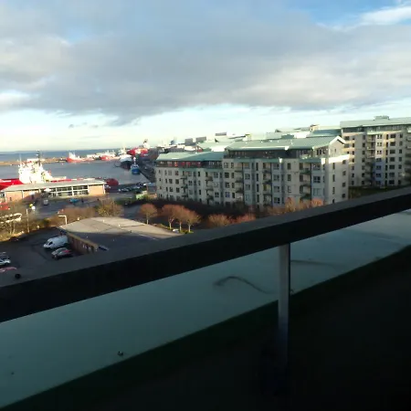 3 Bedroom Penthouse With Rooftop / Balcony & Parking * Edinburgh