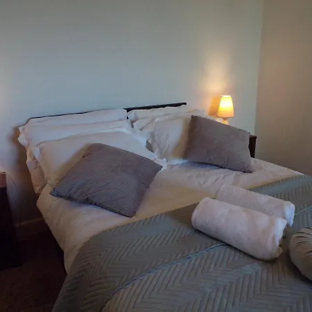 3 Bedroom Penthouse With Rooftop / Balcony & Parking Apartment *