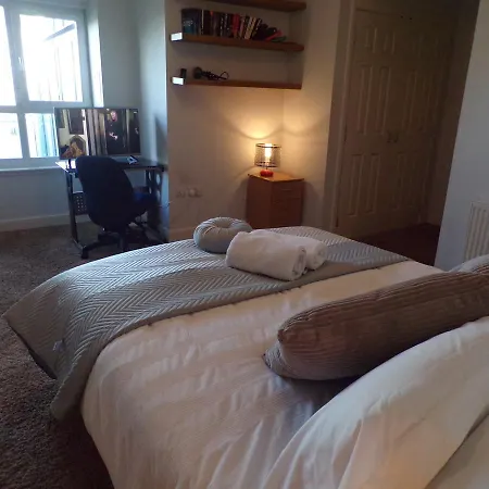 3 Bedroom Penthouse With Rooftop / Balcony & Parking * Edinburgh