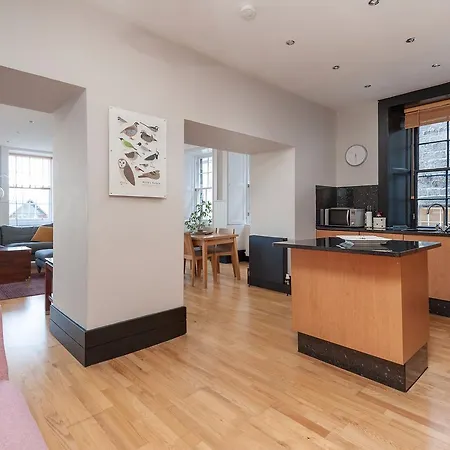 Parliament Sq Apartment *