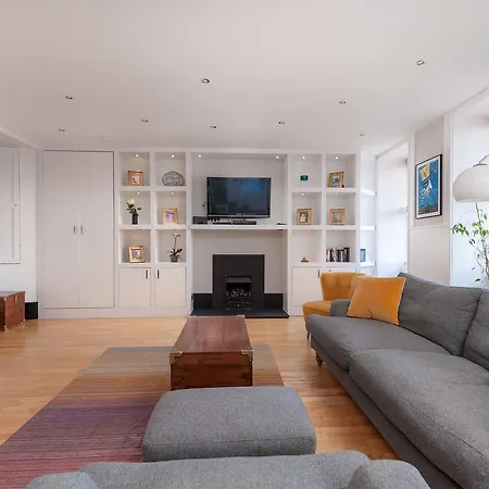 Apartment Parliament Sq