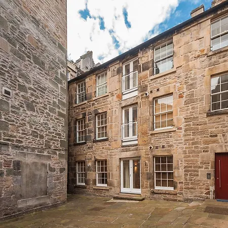 The Edmonstone's Close Apartment *
