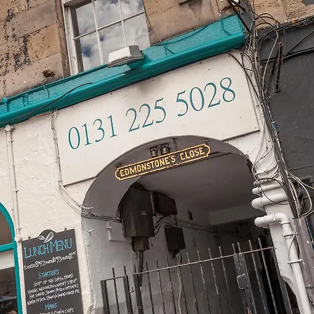 The Edmonstone's Close Apartment *