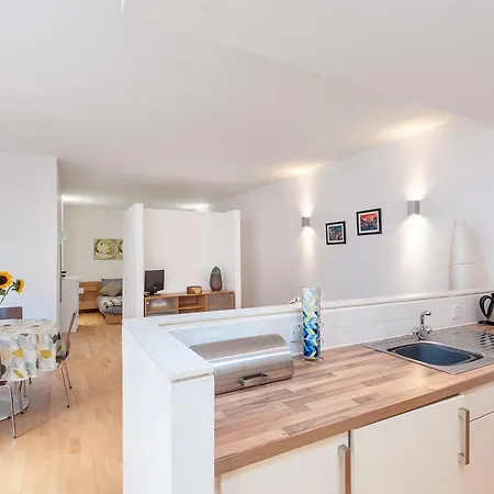 The Edmonstone's Close Apartment