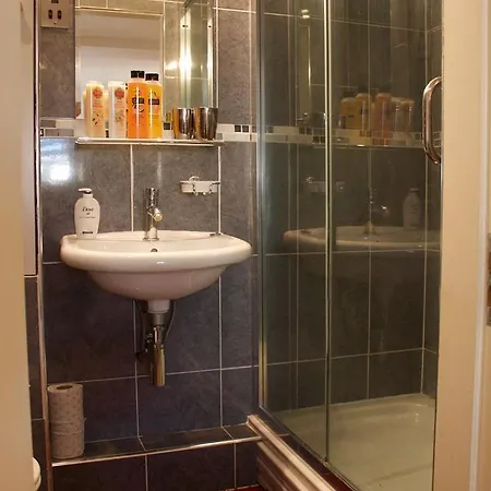 2 Bedroom House With Free Parking Apartment