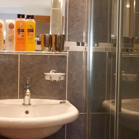 2 Bedroom House With Free Parking Apartment Edinburgh