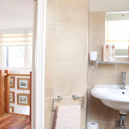 2 Bedroom House With Free Parking Apartment *