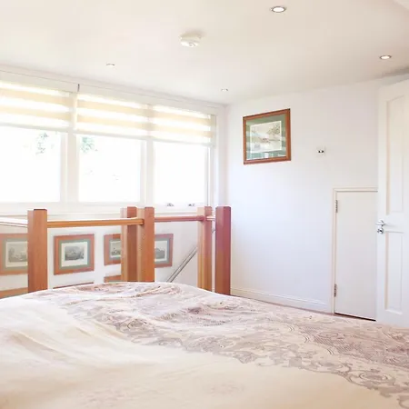 2 Bedroom House With Free Parking Apartment