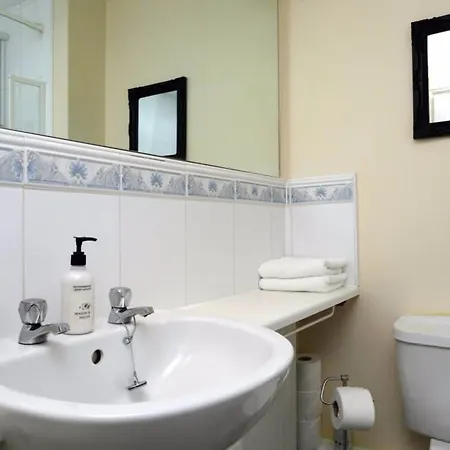 2 Bedroom Off Leith Walk Sleeps 5
