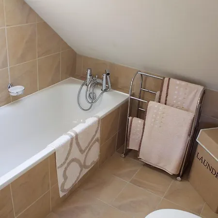 2 Bedroom House With Free Parking Apartment Edinburgh