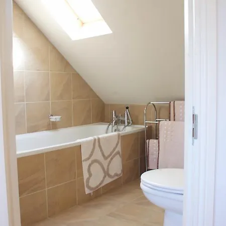 2 Bedroom House With Free Parking *