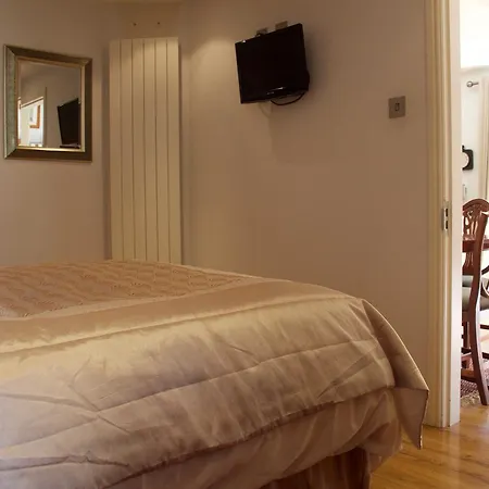 Apartment 2 Bedroom House With Free Parking *