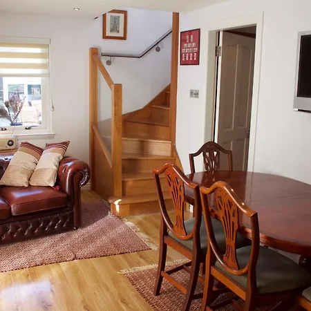 2 Bedroom House With Free Parking Apartment