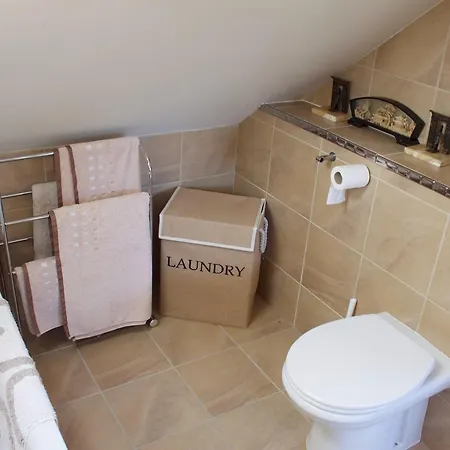 2 Bedroom House With Free Parking Apartment