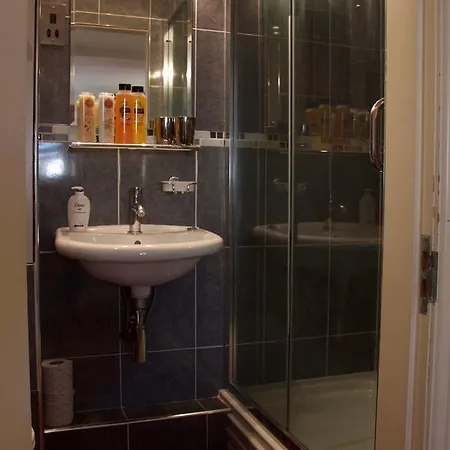 Apartment 2 Bedroom House With Free Parking