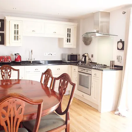 Apartment 2 Bedroom House With Free Parking *