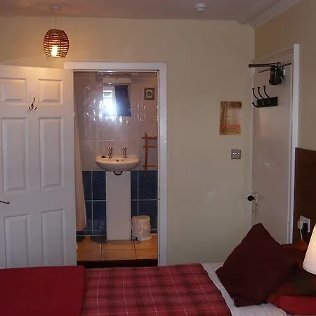 Ivy- Braveheart Guest house Edinburgh