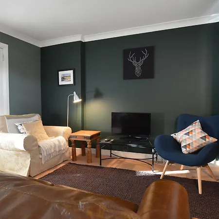 Holyrood Park - Carparking Included!