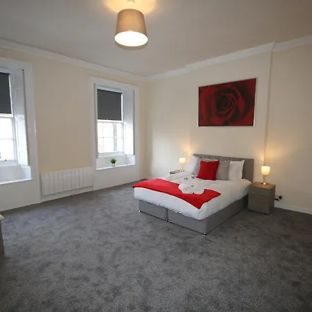 Hanover Street - Luxury City *