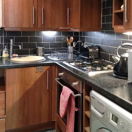1 Bedroom Flat With Castle View *