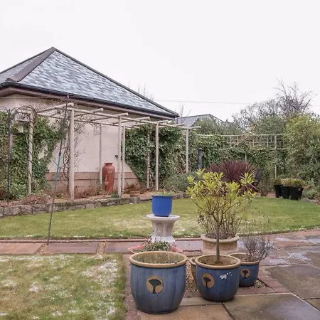 5 Bedroom House With Free Parking Sleeps 10