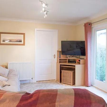 5 Bedroom House With Free Parking Sleeps 10 Apartment Edinburgh