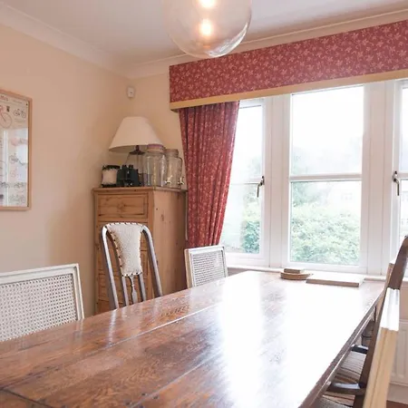 Apartment 5 Bedroom House With Free Parking Sleeps 10 *