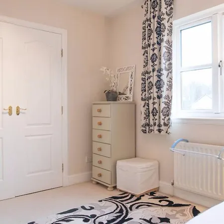 Apartment 5 Bedroom House With Free Parking Sleeps 10 *