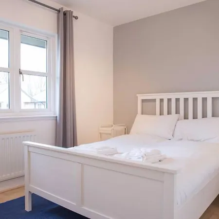 5 Bedroom House With Free Parking Sleeps 10 Apartment *