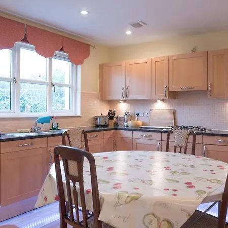 5 Bedroom House With Free Parking Sleeps 10