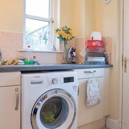 5 Bedroom House With Free Parking Sleeps 10 *