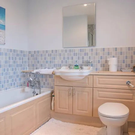 5 Bedroom House With Free Parking Sleeps 10 *