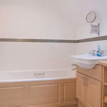 公寓 5 Bedroom House With Free Parking Sleeps 10 *