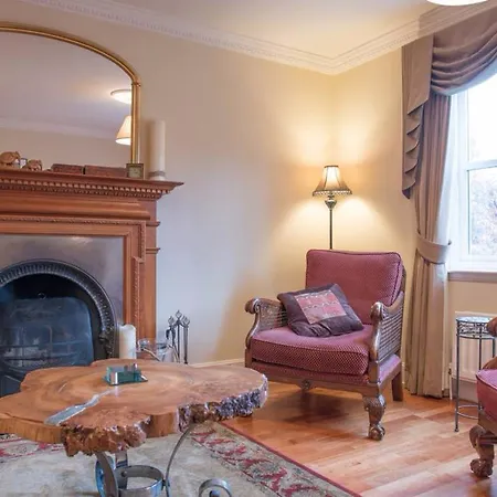 5 Bedroom House With Free Parking Sleeps 10 公寓