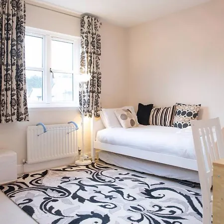 5 Bedroom House With Free Parking Sleeps 10 Apartment *