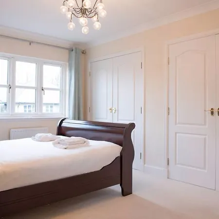 5 Bedroom House With Free Parking Sleeps 10 公寓 *