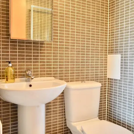 3 Bedroom Canal-side Sleeps 6 Daire