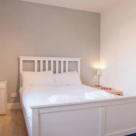 5 Bedroom House With Free Parking Sleeps 10 *
