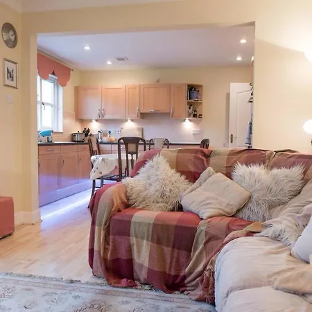 Apartment 5 Bedroom House With Free Parking Sleeps 10 Edinburgh