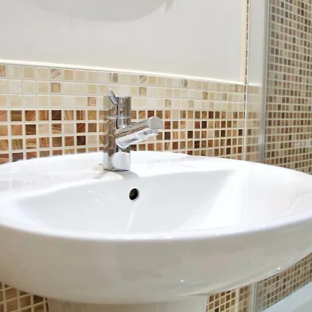 4 Bedroom In City Centre Apartment Edinburgh