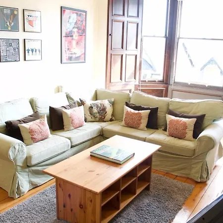 2 Bedroom Flat Near The King'S Theatre Sleeps 4 *