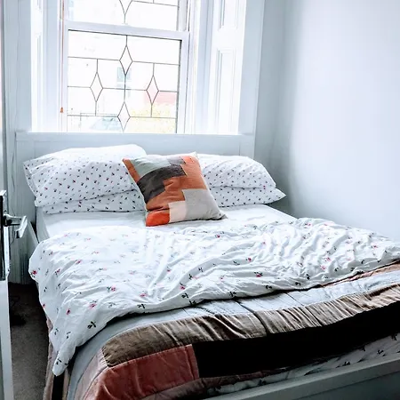 2 Bedroom House Near Leith Area *