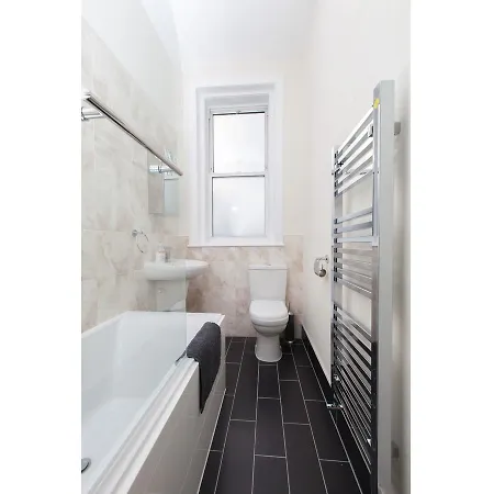 Pass The Keys Spacious 2-br Flat For 4 In Morningside