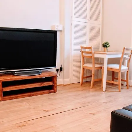 1 Bedroom Flat In City Centre Accommodates 4 *